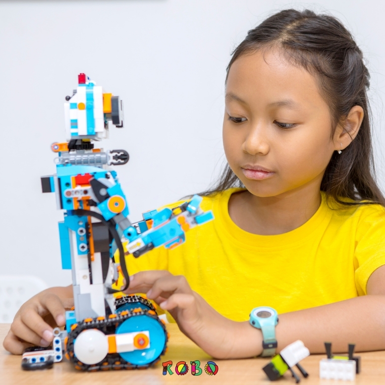 Robotik lernen ist ein wertvolles Werkzeug, das Kinder inspiriert, kreativ um die Ecke zu denken. Roboter bauen macht nicht nur Spaß, sondern fördert kognitive Fähigkeiten wie kritisches Denken und Problemlösungsfähigkeit. Nicht ohne Grund ist Robotik ein fester Bestandteil der MINT-Bildung.