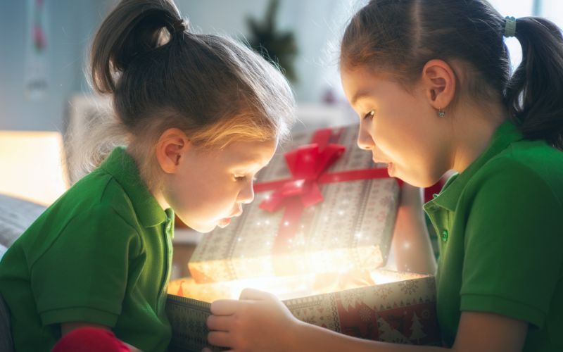 Kinder, die Geschenk auspacken. Um bildlich darzustellen.