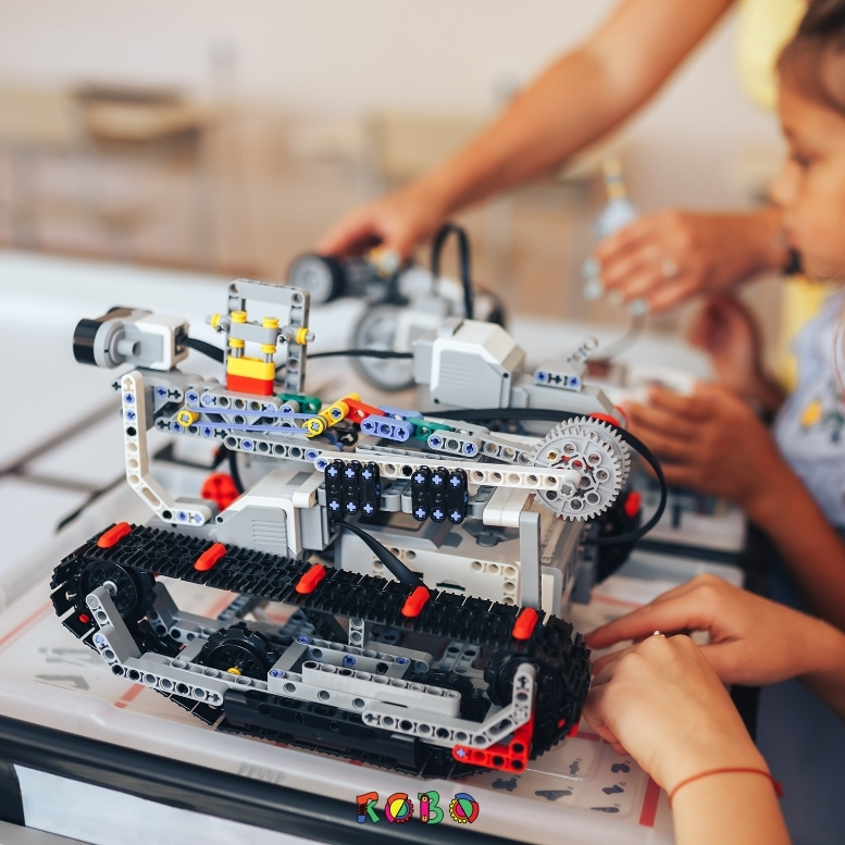 Kinder lernen am besten Robotik, in einem Robotik Kurs. Das besondere an einem Robotik Kurs ist die Lebendigkeit und kinderleichte Begreifbarkeit, mit der Kinder Roboter bauen und Programmieren lernen.