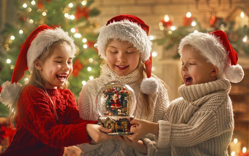 Kinder an Weihnachten, um bildlich darzustellen, was Häufig gestellte Fragen zu Weihnachtsgeschenken sind.